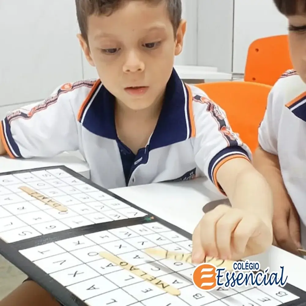 aluno brincando na sala de aula